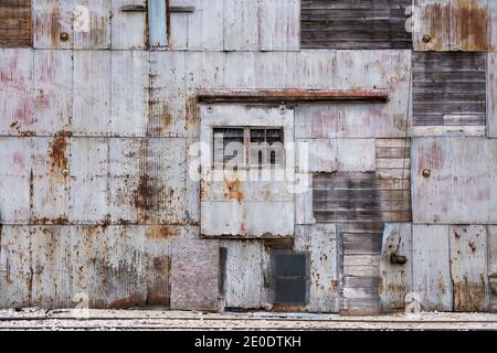 Esterno di un vecchio edificio lungo i binari del treno nella rurale Illinois. Foto Stock