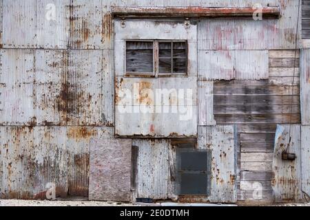 Esterno di un vecchio edificio lungo i binari del treno nella rurale Illinois. Foto Stock