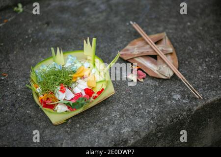 Offerta di fiori e frutta con fiori per un culto indù Cerimonia nell'isola di Bali dell'Indonesia Foto Stock