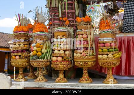 Offerta di fiori e frutta con fiori per un culto indù Cerimonia nell'isola di Bali dell'Indonesia Foto Stock