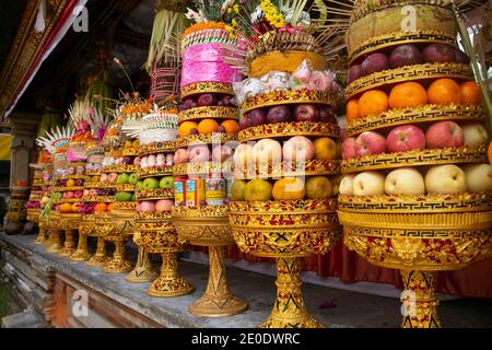 Offerta di fiori e frutta con fiori per un culto indù Cerimonia nell'isola di Bali dell'Indonesia Foto Stock