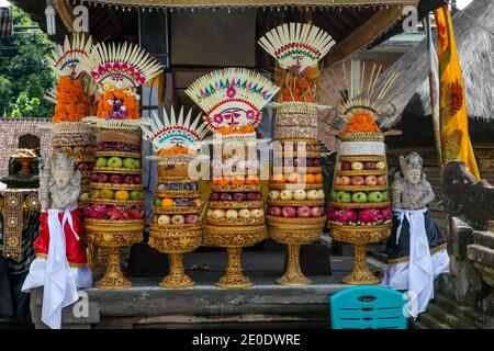 Offerta di fiori e frutta con fiori per un culto indù Cerimonia nell'isola di Bali dell'Indonesia Foto Stock