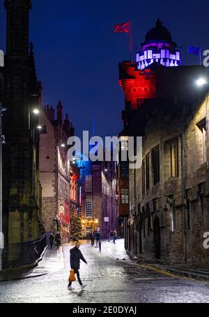 Edimburgo, Scozia, Regno Unito. 31 dicembre 2020. Scene di strade vuote di notte su Hogmanay nel centro di Edimburgo.Pre Covid-19 pandemic , la città è stata famosa per il suo intrattenimento di strada la vigilia di Capodanno e ha attratto molte migliaia di turisti ogni anno per godersi le celebrazioni di Capodanno. PIC; il miglio reale vicino è quasi desertato della gente. Iain Masterton/Alamy Live News Foto Stock