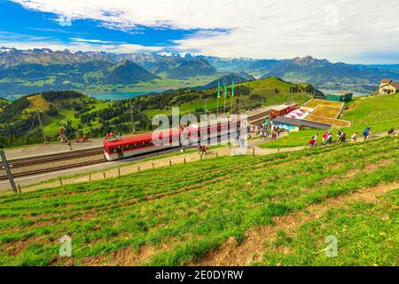 Rigi kulm, Svizzera - 25 agosto 2020: Tram elettrico Rigi bahn su Rigi kulm, la vetta più alta del Monte Rigi su laghi e cime. Turisti Foto Stock