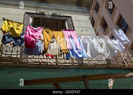 Lavando asciugando sul balcone, l'Avana Vieja, l'Avana Vecchia, Cuba Foto Stock