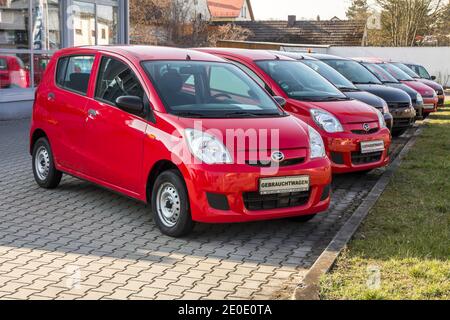 Schwandorf, GERMANIA-March23, 19: Vetture a marchio Daihatsu in fila presso la concessionaria di Schwandorf Foto Stock