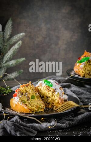 Bolo do Rei o King's Cake, fatto per Natale, Carnavale o Mardi Gras su bancone kitchen. Foto Stock