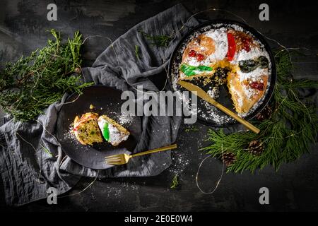 Bolo do Rei o King's Cake, fatto per Natale, Carnavale o Mardi Gras su bancone kitchen. Foto Stock