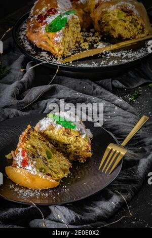 Bolo do Rei o King's Cake, fatto per Natale, Carnavale o Mardi Gras su bancone kitchen. Foto Stock