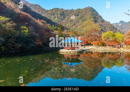 Padiglione blu situato su uno stagno nel parco nazionale di Naejangsan Nella repubblica di Corea Foto Stock