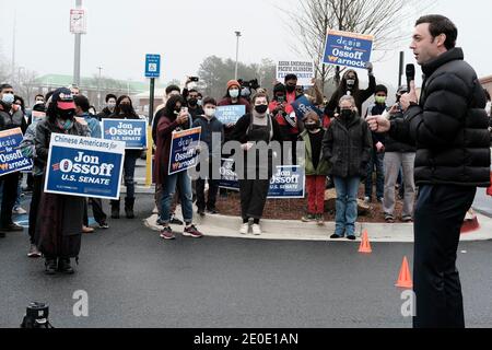 Suwanee, Georgia, Stati Uniti. 31 dicembre 2020. Il candidato democratico al Senato Jon Ossoff parla a una folla di sostenitori in un incontro e saluto dell'Asia americana e del Pacifico a Suwanee, Georgia. L'evento si è svolto l'ultimo giorno delle prime votazioni per le elezioni del Senato in Georgia, dove il candidato democratico Jon Ossoff sta correndo contro il repubblicano David Perdue. Credit: John Arthur Brown/ZUMA Wire/Alamy Live News Foto Stock