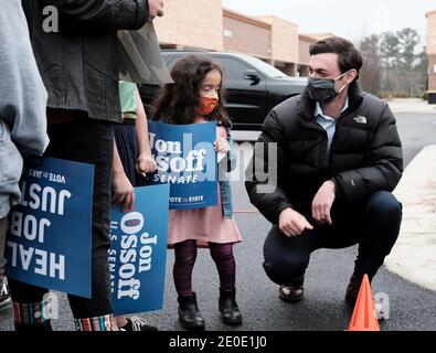 Suwanee, Georgia, Stati Uniti. 31 dicembre 2020. Il candidato democratico al Senato Jon Ossoff parla con un giovane sostenitore di un incontro e saluto dell'Asia americana e del Pacifico a Suwanee, Georgia. L'evento si è svolto l'ultimo giorno delle prime votazioni per le elezioni del Senato in Georgia, dove il candidato democratico Jon Ossoff sta correndo contro il repubblicano David Perdue. Credit: John Arthur Brown/ZUMA Wire/Alamy Live News Foto Stock