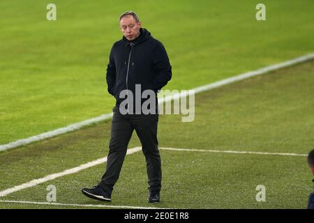 Swansea, Regno Unito. 30 dicembre 2020. Steve Cooper, il capo allenatore/manager di Swansea City guarda sopra. EFL Skybet Championship, Swansea City v Reading al Liberty Stadium di Swansea mercoledì 30 dicembre 2020. Questa immagine può essere utilizzata solo per scopi editoriali. Solo per uso editoriale, è richiesta una licenza per uso commerciale. Nessun utilizzo nelle scommesse, nei giochi o nelle pubblicazioni di un singolo club/campionato/giocatore. pic di Andrew Orchard/Alamy Live News Foto Stock