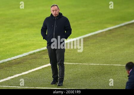 Swansea, Regno Unito. 30 dicembre 2020. Steve Cooper, il capo allenatore/manager di Swansea City guarda sopra. EFL Skybet Championship, Swansea City v Reading al Liberty Stadium di Swansea mercoledì 30 dicembre 2020. Questa immagine può essere utilizzata solo per scopi editoriali. Solo per uso editoriale, è richiesta una licenza per uso commerciale. Nessun utilizzo nelle scommesse, nei giochi o nelle pubblicazioni di un singolo club/campionato/giocatore. pic di Andrew Orchard/Alamy Live News Foto Stock