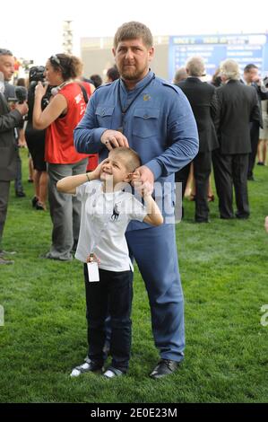 il presidente ceceno Ramzan Kadyrov e il figlio Akhmed partecipano alla gara di cavalli della Coppa del mondo di Dubai, a Dubai, negli Emirati Arabi Uniti, il 31 marzo 2012. Foto di Ammar Abd Rabbo/ABACAPRESS.COM Foto Stock