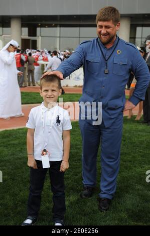 il presidente ceceno Ramzan Kadyrov e il figlio Akhmed partecipano alla gara di cavalli della Coppa del mondo di Dubai, a Dubai, negli Emirati Arabi Uniti, il 31 marzo 2012. Foto di Ammar Abd Rabbo/ABACAPRESS.COM Foto Stock