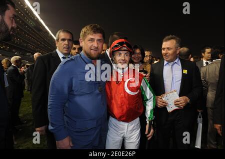 il presidente ceceno Ramzan Kadyrov e il fantino francese Olivier Peslier hanno visto durante la gara di cavalli della Coppa del mondo di Dubai, a Dubai, negli Emirati Arabi Uniti, il 31 marzo 2012. Foto di Ammar Abd Rabbo/ABACAPRESS.COM Foto Stock