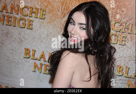 Lily Collins partecipa alla prima francese del film 'Blanche Neige' (titolo originale: Mirror Mirror) tenuto al Gaumont Capucines Cinema il 1 aprile 2012 a Parigi, Francia. Foto di Denis Guignebourg/ABACAPRESS.COM Foto Stock