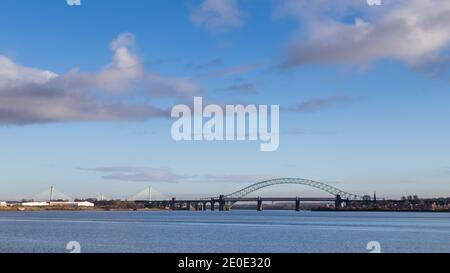 I tre ponti a Runcorn visti nel dicembre 2020 che attraversa l'estuario del Mersery. Queste comprendono il ponte Runcorn, il ponte ferroviario Runcorn e la pinna Foto Stock
