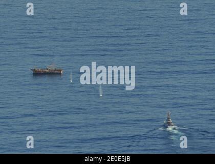 La nave da pesca giapponese Ryou-un Maru si sposta verso nord-ovest di circa 164 miglia (264 km) a sud-ovest di Baranof Island, Alaska, il 4 aprile 2012. La Guardia Costiera americana si sta preparando ad affondare una barca da pesca giapponese, secondo i rapporti dei media del 5 aprile 2012. L'USCG ha ritenuto che la nave, creduto di aver deviato dopo il terremoto del marzo 11 2011 uno tsunami. Un pericolo per la navigazione. Distribuire la foto di US Coast Guard/ABACAPRESS.COM Foto Stock