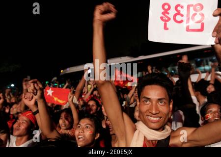 I sostenitori della Lega nazionale per la democrazia (NLD) celebrano la loro vittoria nelle elezioni parlamentari al di fuori del quartier generale del partito a Yangon, Myanmar, il 1° aprile 2012. Migliaia di persone di una straordinaria varietà di razze, età e sfondo sociale hanno guardato insieme i risultati su un ampio schermo con il suono forte di canzoni Rapp e Hip Hop per celebrare per la prima volta un'elezione democratica. Foto di Minzayar/Jazz Editions/ABACAPRESS.COM Foto Stock