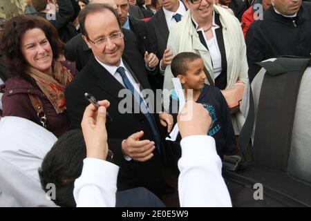 Il candidato del Partito Socialista Francese (PS) alle elezioni presidenziali francesi del 2012, Francois Hollande viene raffigurato durante un viaggio di campagna a Vaulx-en-Velin, sobborgo di Lione, Francia, il 6 aprile 2012. Foto di Vincent Dargent/ABACAPRESS.COM Foto Stock