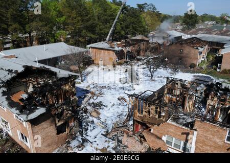 La schiuma antincendio copre la scena di un incidente di un F/A-18D Hornet, assegnato a Strike Fighter Squadron (VFA) 106, a Virginia Beach, VA, USA, il 6 aprile 2012. I rapporti iniziali indicano che alle 05:12 circa, il getto si è schiantato subito dopo il decollo in un complesso di appartamenti in Virginia Beach. Entrambi i membri dell'equipaggio sono stati espulsi in modo sicuro dall'aereo e sono in trattamento in un ospedale locale.solo per uso editoriale. Mano fuori Foto di Antonio P. Turretto Ramos/US Navy/ABACAPRESS.COM Foto Stock