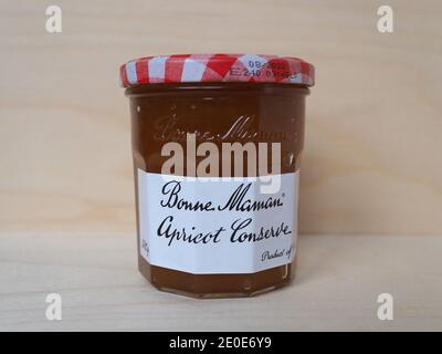 PARIGI, FRANCIA - CIRCA DICEMBRE 2020: Vaso di Bonne Maman conserve albicocca Foto Stock