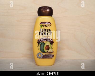 PARIGI, FRANCIA - CIRCA DICEMBRE 2020: Bottiglia di avocado Garnier e shampoo shea Foto Stock