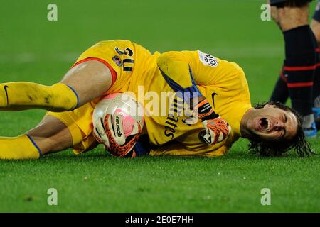 Salvatore Sirigu di PSG è stato ferito durante la prima partita di calcio francese della Lega, Parigi-St-Germain contro Marsiglia, a Parigi, in Francia, l'8 aprile 2012. PSG ha vinto 2-1. Foto di Henri Szwarc/ABACAPRESS.COM Foto Stock