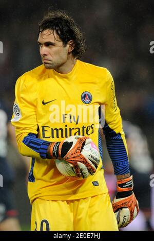 Salvatore Sirigu di PSG salva durante la prima partita di calcio della Francia, Parigi-St-Germain vs Marsiglia a Parigi, in Francia, l'8 aprile 2012. PSG ha vinto 2-1. Foto di Henri Szwarc/ABACAPRESS.COM Foto Stock