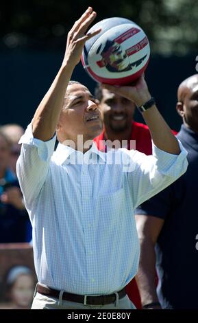 Il presidente degli Stati Uniti Barack Obama spara una pallacanestro mentre partecipa ad una clinica di pallacanestro alla White House Easter Egg Roll sul prato sud della Casa Bianca a Washington, D.C. il 09 aprile 2012. Foto di Kevin Dietsch/piscina/ABACAPRESS.COM Foto Stock