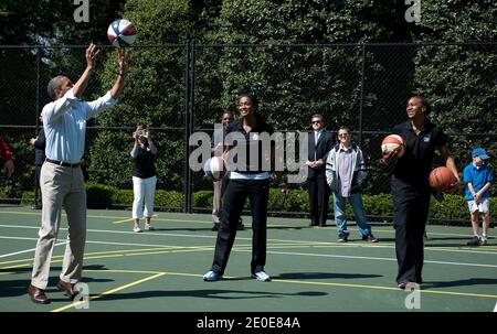 Il presidente degli Stati Uniti Barack Obama spara una pallacanestro mentre partecipa ad una clinica di pallacanestro alla White House Easter Egg Roll sul prato sud della Casa Bianca a Washington, D.C. il 09 aprile 2012. Foto di Kevin Dietsch/piscina/ABACAPRESS.COM Foto Stock