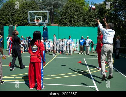 Il presidente degli Stati Uniti Barack Obama spara una pallacanestro mentre partecipa ad una clinica di pallacanestro alla White House Easter Egg Roll sul prato sud della Casa Bianca a Washington, D.C. il 09 aprile 2012. Foto di Kevin Dietsch/piscina/ABACAPRESS.COM Foto Stock