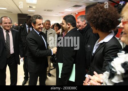 Il presidente francese in carica e il partito di governo ad ala circolare Union for A Popular Movement (UMP) candidato alle elezioni presidenziali francesi del 2012 Nicolas Sarkozy viene raffigurato durante una visita al centro culturale berbero di Drancy, fuori Parigi, Francia, il 10 aprile 2012, come parte di una visita di campagna. Foto di Ludovic/piscina/ABACAPRESS.COM Foto Stock