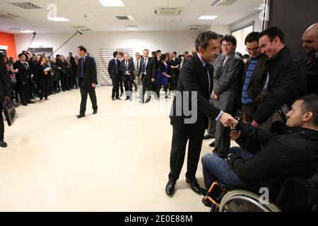 Il presidente francese in carica e il partito di governo ad ala circolare Union for A Popular Movement (UMP) candidato alle elezioni presidenziali francesi del 2012 Nicolas Sarkozy viene raffigurato durante una visita al centro culturale berbero di Drancy, fuori Parigi, Francia, il 10 aprile 2012, come parte di una visita di campagna. Foto di Ludovic/piscina/ABACAPRESS.COM Foto Stock