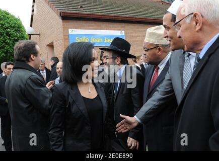 Salima SAA e Sindaco di Drancy Jean-Christophe Lagarde parlano con Imam di Drancy, Hassen Chalghoumi, prima che il presidente francese e l'Unione per un movimento popolare (UMP) si candidino per le elezioni presidenziali francesi del 2012 Nicolas Sarkozy prima di incontrare i leader religiosi locali a Drancy, fuori Parigi, Francia, il 10 aprile; 2012 come parte di una visita di campagna. Foto di Mousse/ABACAPRESS.COM Foto Stock