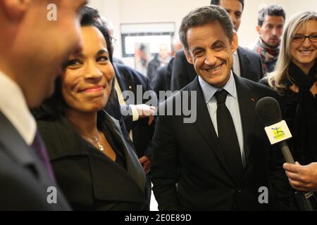 Presidente francese in carica e partito di governo ad ala circolare il candidato dell'Unione per un movimento popolare (UMP) alle elezioni presidenziali francesi del 2012 Nicolas Sarkozy è raffigurato affiancato da Salima SAA durante una visita al centro culturale berbero di Drancy, fuori Parigi, Francia, il 10 aprile; 2012 come parte di una visita di campagna. Foto di Ludovic/piscina/ABACAPRESS.COM Foto Stock