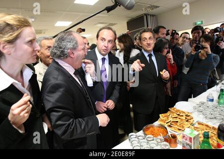 Il presidente francese in carica e il partito di governo ad ala circolare Union for A Popular Movement (UMP) candidato alle elezioni presidenziali francesi del 2012 Nicolas Sarkozy è raffigurato affiancato dal sindaco di Drancy Jean-Christophe Lagarde, Candidato del partito al potere dell'UMP per le elezioni presidenziali del 2012 Nathalie Kosciusko-Morizet, portavoce di Nicolas Sarkozy, durante un pranzo presso il centro culturale berbero di Drancy, fuori Parigi, Francia, il 10 aprile 2012 come parte di una visita di campagna. Foto di Ludovic/piscina/ABACAPRESS.COM Foto Stock