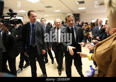 Il presidente francese in carica e il partito di governo ad ala circolare Union for A Popular Movement (UMP) candidato alle elezioni presidenziali francesi del 2012 Nicolas Sarkozy viene raffigurato durante una visita al centro culturale berbero di Drancy, fuori Parigi, Francia, il 10 aprile 2012, come parte di una visita di campagna. Foto di Ludovic/piscina/ABACAPRESS.COM Foto Stock