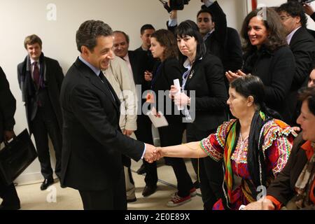 Il presidente francese in carica e il partito di governo ad ala circolare Union for A Popular Movement (UMP) candidato alle elezioni presidenziali francesi del 2012 Nicolas Sarkozy viene raffigurato durante una visita al centro culturale berbero di Drancy, fuori Parigi, Francia, il 10 aprile 2012, come parte di una visita di campagna. Foto di Ludovic/piscina/ABACAPRESS.COM Foto Stock