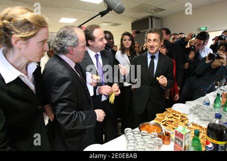 Il presidente francese in carica e il partito di governo ad ala circolare Union for A Popular Movement (UMP) candidato alle elezioni presidenziali francesi del 2012 Nicolas Sarkozy è raffigurato affiancato dal sindaco di Drancy Jean-Christophe Lagarde, Candidato del partito al potere dell'UMP per le elezioni presidenziali del 2012 Nathalie Kosciusko-Morizet, portavoce di Nicolas Sarkozy, durante un pranzo presso il centro culturale berbero di Drancy, fuori Parigi, Francia, il 10 aprile 2012 come parte di una visita di campagna. Foto di Ludovic/piscina/ABACAPRESS.COM Foto Stock