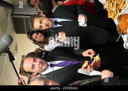 Presidente francese in carica e partito di governo ad ala circolare Unione per un movimento popolare (UMP) candidato alle elezioni presidenziali francesi del 2012 Nicolas Sarkozy è ritratto affiancato dal sindaco di Drancy Jean-Christophe Lagarde durante un pranzo al centro culturale berbero a Drancy, fuori Parigi, Francia, il 10 aprile; 2012 come parte di una visita di campagna. Foto di Ludovic/piscina/ABACAPRESS.COM Foto Stock