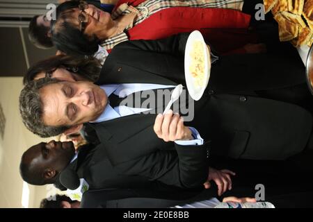 Il presidente francese in carica e il partito di governo ad ala circolare Union for A Popular Movement (UMP) candidato alle elezioni presidenziali francesi del 2012 Nicolas Sarkozy viene raffigurato durante un pranzo al centro culturale berbero di Drancy, fuori Parigi, Francia, il 10 aprile 2012 come parte di una visita di campagna. Foto di Ludovic/piscina/ABACAPRESS.COM Foto Stock