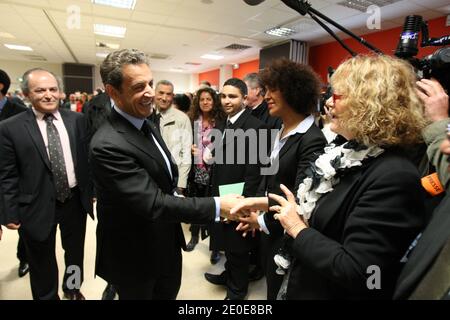 Il presidente francese in carica e il partito di governo ad ala circolare Union for A Popular Movement (UMP) candidato alle elezioni presidenziali francesi del 2012 Nicolas Sarkozy viene raffigurato durante una visita al centro culturale berbero di Drancy, fuori Parigi, Francia, il 10 aprile 2012, come parte di una visita di campagna. Foto di Ludovic/piscina/ABACAPRESS.COM Foto Stock