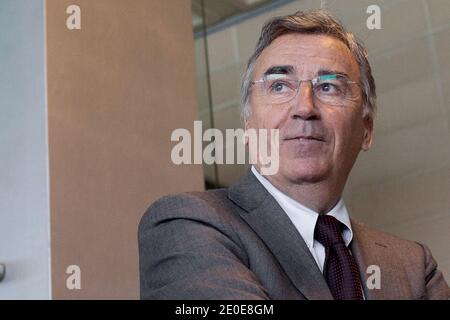 Pierre Blayau, amministratore delegato francese di Goedis, ramo logistico della SNCF, attende di fronte alla corte di Nanterre, fuori Parigi, in Francia, il 10 aprile 2012, prima di un'audizione su Geodis per aver acquistato la compagnia francese di trasporto merci Sernam, che è stata recentemente posta in amministrazione controllata. Sernam, ex filiale dell'operatore ferroviario statale francese SNCF, impiega 1.600 persone. Foto di Stephane Lemouton/ABACAPRESS.COM Foto Stock