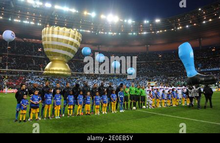 Le squadre di Lione e Marsiglia che si pongono prima della partita di calcio della Coppa della Lega Francese allo Stade de France a Saint-Denis, a nord di Parigi, il 14 aprile 2012. Marsiglia ha vinto 0-1. Foto di Christian Liegi/ABACAPRESS.COM Foto Stock