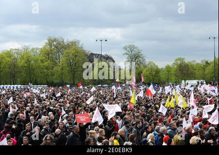 Atmopshere durante la riunione della campagna del Partito Socialista Francese, che si è svolta a Vincennes, vicino a Parigi, in Francia, il 15 aprile 2012. Foto di Nicolas Gouhier/ABACAPRESS.COM Foto Stock