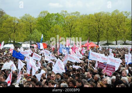 Atmopshere durante la riunione della campagna del Partito Socialista Francese, che si è svolta a Vincennes, vicino a Parigi, in Francia, il 15 aprile 2012. Foto di Nicolas Gouhier/ABACAPRESS.COM Foto Stock