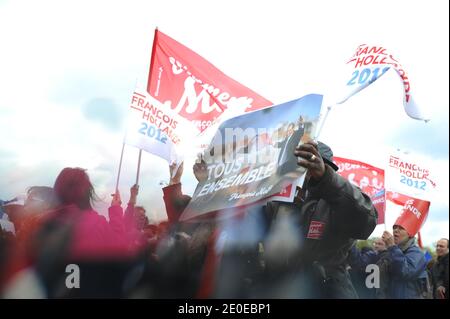 Atmopshere durante la riunione della campagna del Partito Socialista Francese, che si è svolta a Vincennes, vicino a Parigi, in Francia, il 15 aprile 2012. Foto di Nicolas Gouhier/ABACAPRESS.COM Foto Stock